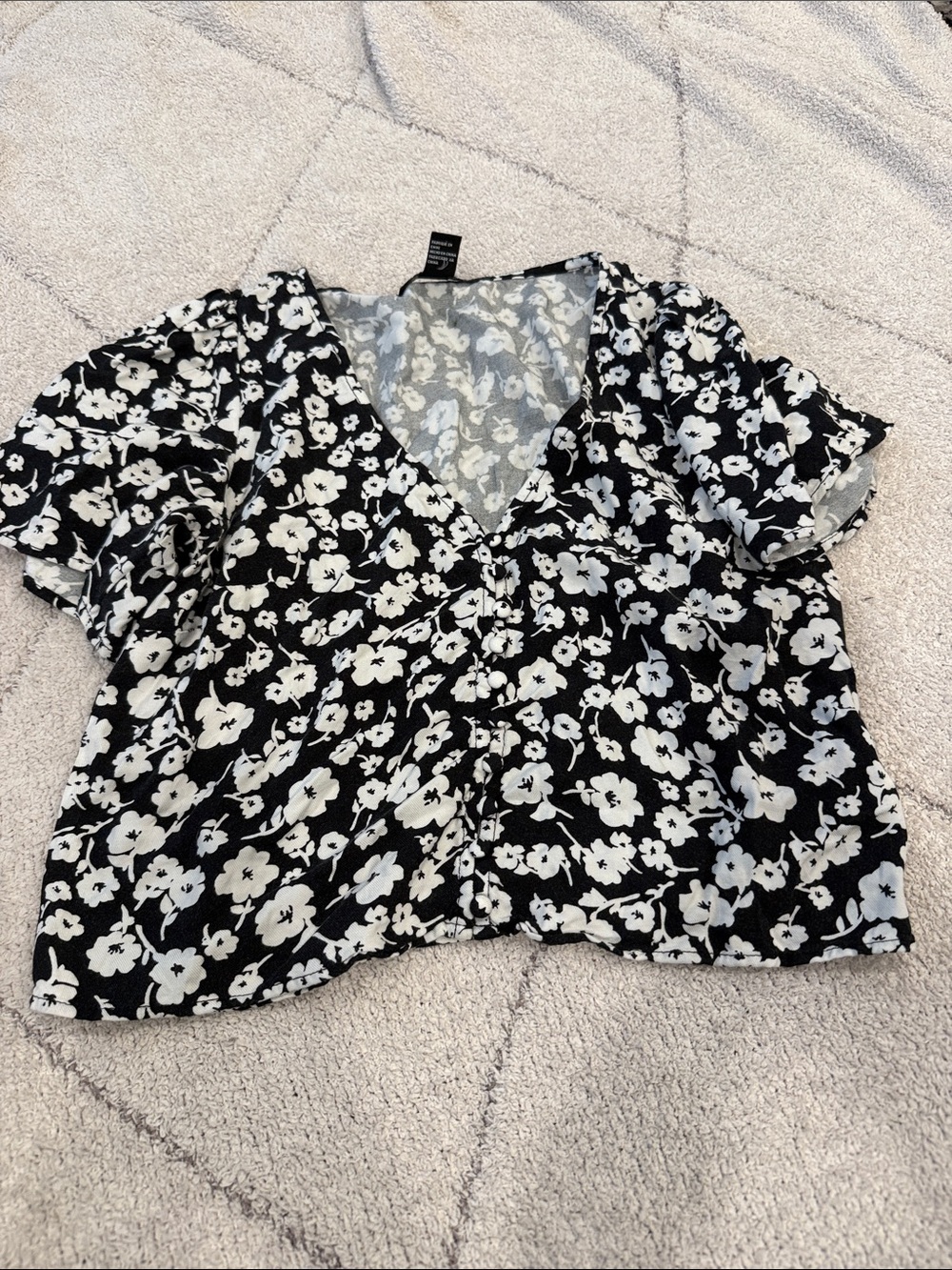 Forever 21 Black and White Floral V-Neck Crop Top